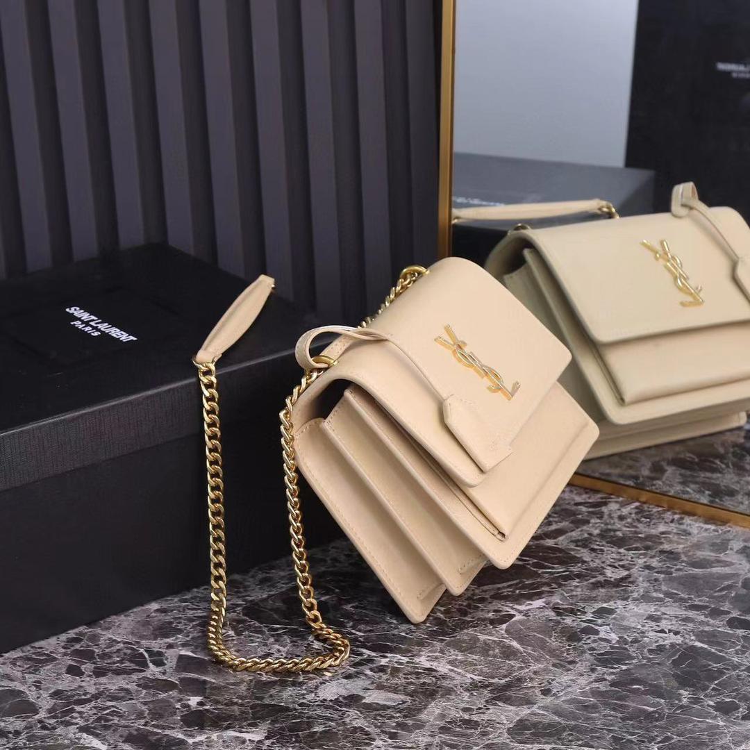 SUNSET MEDIUM CHAIN BAG IN SMOOTH LEATHER